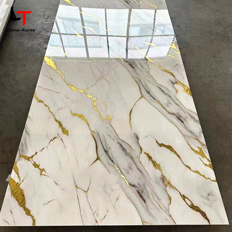 لوح مقاوم للماء 1220 × 2440 مم 3 مم PVC UV لتزيين ألواح الجدران الداخلية مع لمسة نهائية شديدة اللمعان لديكور تصميم المكاتب المنزلية