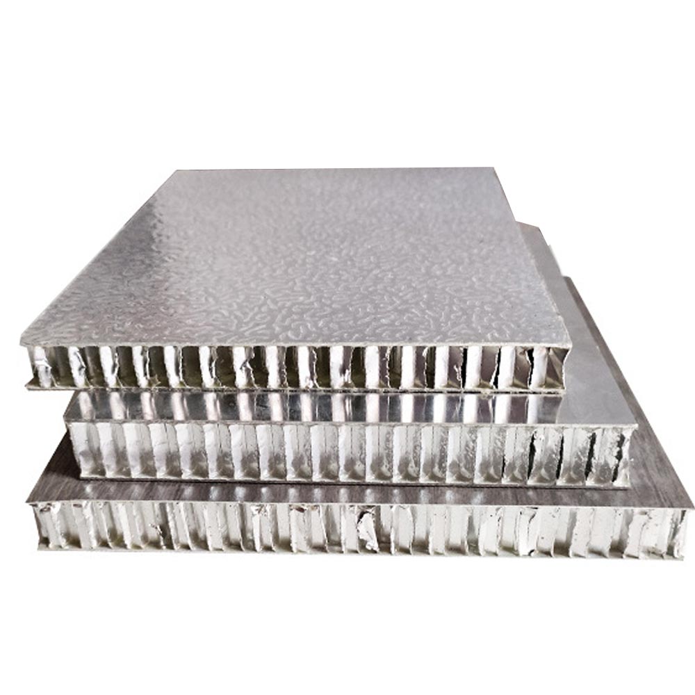 كيف يؤثر هيكل قرص العسل على قوة لوحة الحائط البلاستيكية المصنوعة من الألومنيوم على شكل قرص العسل؟