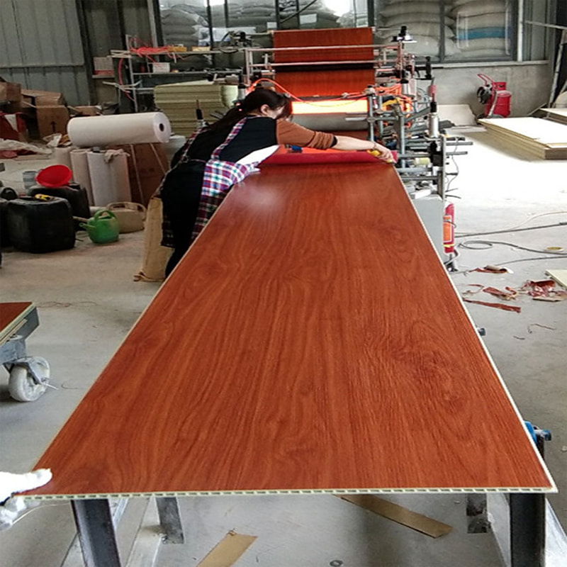 لوحة الحائط الحديثة المتكاملة من ألياف خشب الخيزران PVC لخلفية التلفزيون لوحة الحائط الصلبة للسقف الداخلي لاستخدام الفندق