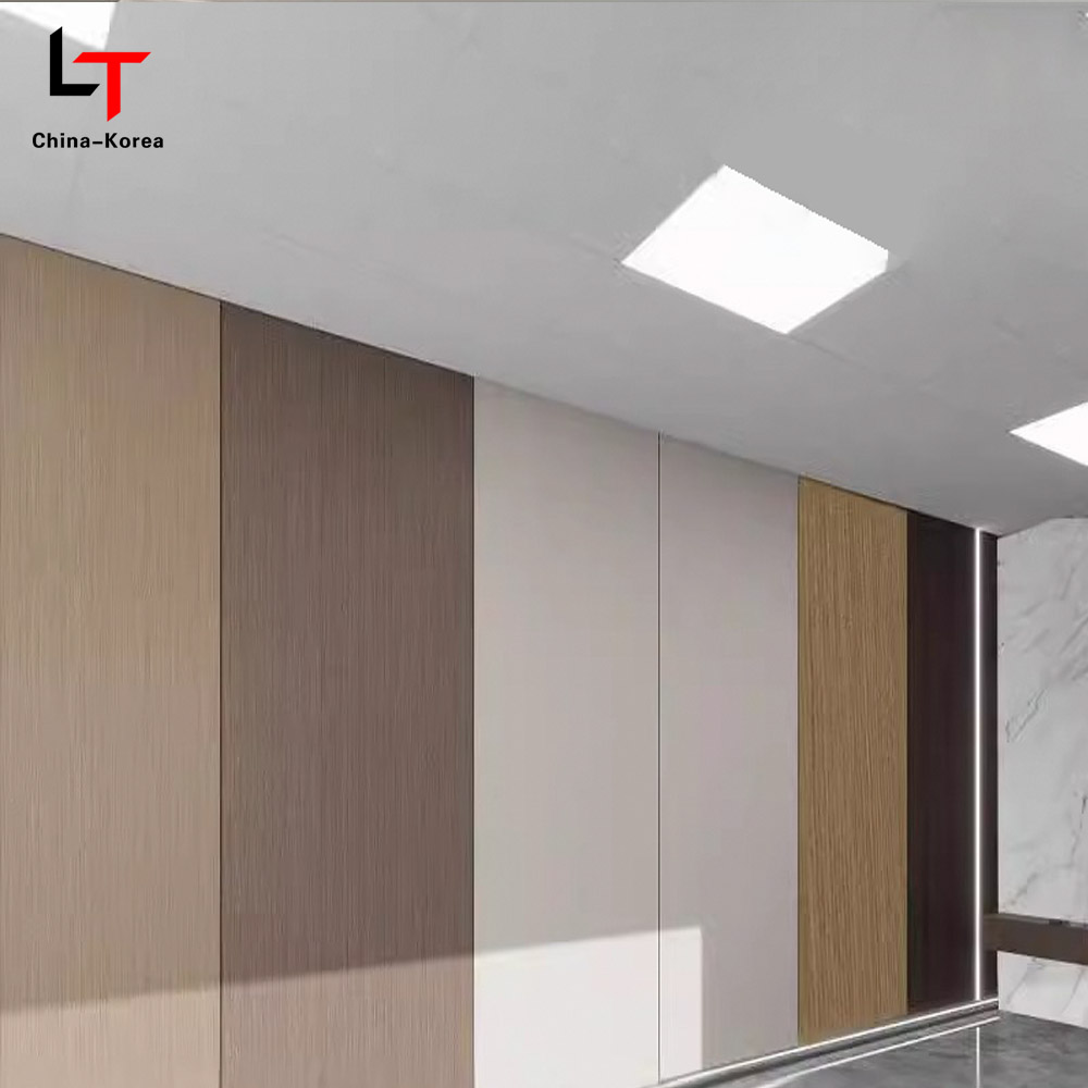 1220 × 2440 مم ألواح حائط مزخرفة بقشرة خشب PVC صديقة للبيئة لتكسية الجدران الداخلية مقاومة للماء ومقاومة للخدش وسهلة التركيب