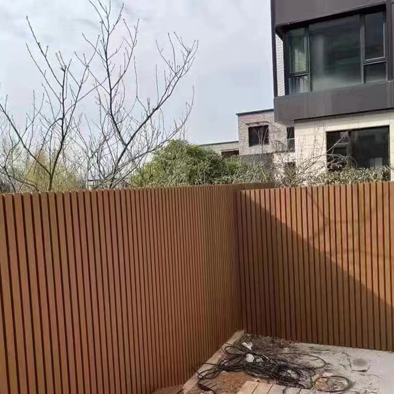 شاشة سياج زخرفية ذات بثق مشترك مقاومة للطقس WPC مركب للخصوصية سياج حديقة مقاوم للشمس ومقاوم للاهتراء ومضاد للنمل الأبيض سهل التركيب