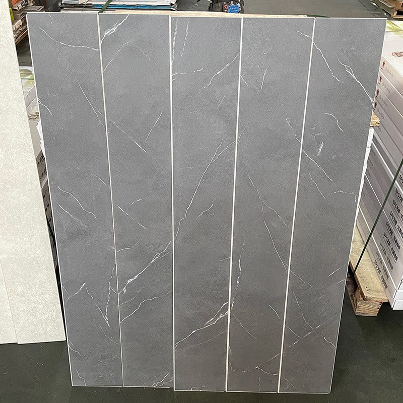 رخام أبيض وأسود خشبي الحبوب جامدة التعشيق الأساسية انقر فوق قفل الفينيل الأرضيات الخشبية Piso PVC الداخلية انقر Piso SPC الأرضيات